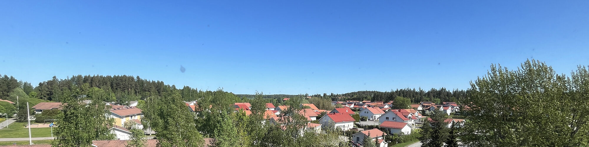 Pientaloja sinisen taivaan alla.